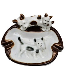 Afbeelding in Gallery-weergave laden, Cendrier Art déco aux Scottish terrier en céramique blanche et chocolat, années 1930
