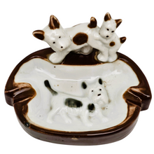 Afbeelding in Gallery-weergave laden, Cendrier Art déco aux Scottish terrier en céramique blanche et chocolat, années 1930
