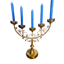 Afbeelding in Gallery-weergave laden, Grand chandelier d&#39;autel à 5 branches en laiton, décor de vigne, avec son éteignoir assorti, Fin XIXè Le Charme des Violettes - Brocante en ligne
