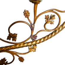 Afbeelding in Gallery-weergave laden, Grand chandelier d&#39;autel à 5 branches en laiton, décor de vigne, avec son éteignoir assorti, Fin XIXè Le Charme des Violettes - Brocante en ligne
