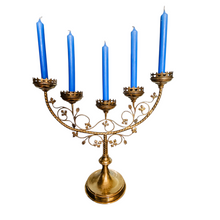 Afbeelding in Gallery-weergave laden, Grand chandelier d&#39;autel à 5 branches en laiton, décor de vigne, avec son éteignoir assorti, Fin XIXè Le Charme des Violettes - Brocante en ligne
