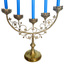 Afbeelding in Gallery-weergave laden, Grand chandelier d&#39;autel à 5 branches en laiton, décor de vigne, avec son éteignoir assorti, Fin XIXè Le Charme des Violettes - Brocante en ligne
