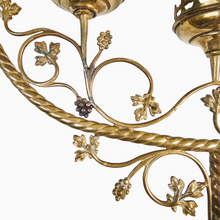 Afbeelding in Gallery-weergave laden, Grand chandelier d&#39;autel à 5 branches en laiton, décor de vigne, avec son éteignoir assorti, Fin XIXè Le Charme des Violettes - Brocante en ligne
