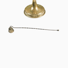 Afbeelding in Gallery-weergave laden, Grand chandelier d&#39;autel à 5 branches en laiton, décor de vigne, avec son éteignoir assorti, Fin XIXè Le Charme des Violettes - Brocante en ligne
