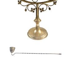 Afbeelding in Gallery-weergave laden, Grand chandelier d&#39;autel à 5 branches en laiton, décor de vigne, avec son éteignoir assorti, Fin XIXè Le Charme des Violettes - Brocante en ligne

