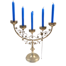 Afbeelding in Gallery-weergave laden, Grand chandelier d&#39;autel à 5 branches en laiton, décor de vigne, avec son éteignoir assorti, Fin XIXè Le Charme des Violettes - Brocante en ligne
