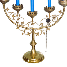 Afbeelding in Gallery-weergave laden, Grand chandelier d&#39;autel à 5 branches en laiton, décor de vigne, avec son éteignoir assorti, Fin XIXè Le Charme des Violettes - Brocante en ligne
