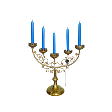 Afbeelding in Gallery-weergave laden, Grand chandelier d&#39;autel à 5 branches en laiton, décor de vigne, avec son éteignoir assorti, Fin XIXè Le Charme des Violettes - Brocante en ligne
