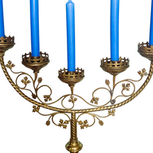 Afbeelding in Gallery-weergave laden, Grand chandelier d&#39;autel à 5 branches en laiton, décor de vigne, avec son éteignoir assorti, Fin XIXè Le Charme des Violettes - Brocante en ligne
