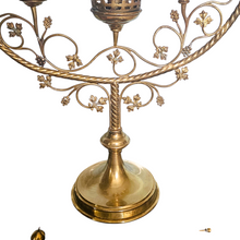 Afbeelding in Gallery-weergave laden, Grand chandelier d&#39;autel à 5 branches en laiton, décor de vigne, avec son éteignoir assorti, Fin XIXè Le Charme des Violettes - Brocante en ligne
