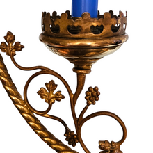 Afbeelding in Gallery-weergave laden, Grand chandelier d&#39;autel à 5 branches en laiton, décor de vigne, avec son éteignoir assorti, Fin XIXè Le Charme des Violettes - Brocante en ligne
