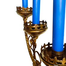 Afbeelding in Gallery-weergave laden, Grand chandelier d&#39;autel à 5 branches en laiton, décor de vigne, avec son éteignoir assorti, Fin XIXè Le Charme des Violettes - Brocante en ligne
