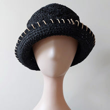 Load image into Gallery viewer, Chapeau vintage en raphia noir crocheté, années 1970
