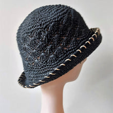 Charger l&#39;image dans la galerie, Chapeau vintage en raphia noir crocheté, années 1970
