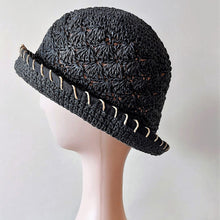 Load image into Gallery viewer, Chapeau vintage en raphia noir crocheté, années 1970
