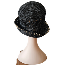 Afbeelding in Gallery-weergave laden, Chapeau vintage en raphia noir crocheté, années 1970
