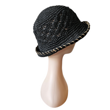 Afbeelding in Gallery-weergave laden, Chapeau vintage en raphia noir crocheté, années 1970
