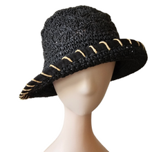 Afbeelding in Gallery-weergave laden, Chapeau vintage en raphia noir crocheté, années 1970
