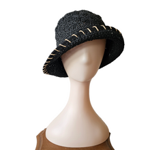 Afbeelding in Gallery-weergave laden, Chapeau vintage en raphia noir crocheté, années 1970
