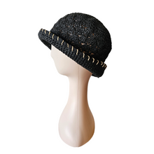 Afbeelding in Gallery-weergave laden, Chapeau vintage en raphia noir crocheté, années 1970
