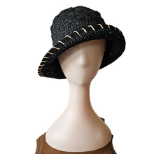 Load image into Gallery viewer, Chapeau vintage en raphia noir crocheté, années 1970
