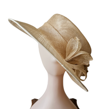 Load image into Gallery viewer, Solano, Chapeau-Capeline vintage en lin beige et fleurs en lin, années 1990
