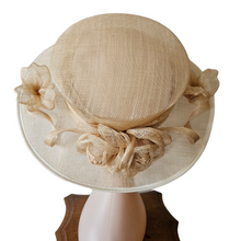 Load image into Gallery viewer, Solano, Chapeau-Capeline vintage en lin beige et fleurs en lin, années 1990
