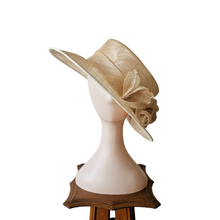 Load image into Gallery viewer, Solano, Chapeau-Capeline vintage en lin beige et fleurs en lin, années 1990
