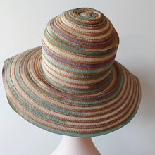 Charger l&#39;image dans la galerie, Chapeau-Capeline vintage en paille et dégradé de rubans gros grain, années 1970
