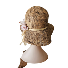 Load image into Gallery viewer, Chapeau vintage en jonc de mer crocheté et fleur en soie, années 1970
