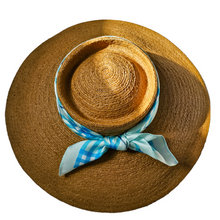 Load image into Gallery viewer, Chapeau-Capeline New Look en paille et foulard vintage, années 1950
