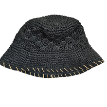 Afbeelding in Gallery-weergave laden, Chapeau vintage en raphia noir crocheté, années 1970
