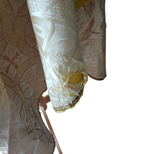 Load image into Gallery viewer, Chasuble liturgique ancienne brodée de fils d’or – Trinité, symbole Alpha-Omega,  Fa. M.J. Coopmans, Hoeven (Pays-Bas), vers 1935-1950 Le Charme des Violettes - Brocante en ligne
