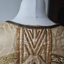 Load image into Gallery viewer, Chasuble liturgique ancienne brodée de fils d’or, Trinité - symbole Alpha-Omega, Fa. M.J. Coopmans, Hoeven (Pays-Bas), vers 1935-1950 Le Charme des Violettes - Brocante en ligne
