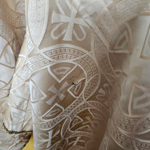 Load image into Gallery viewer, Chasuble liturgique ancienne brodée de fils d’or, Trinité - symbole Alpha-Omega, Fa. M.J. Coopmans, Hoeven (Pays-Bas), vers 1935-1950 Le Charme des Violettes - Brocante en ligne
