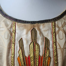 Load image into Gallery viewer, Chasuble liturgique ancienne brodée de fils d’or, Trinité - symbole Alpha-Omega, Fa. M.J. Coopmans, Hoeven (Pays-Bas), vers 1935-1950 Le Charme des Violettes - Brocante en ligne
