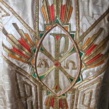 Load image into Gallery viewer, Chasuble liturgique ancienne brodée de fils d’or, Trinité - symbole Alpha-Omega, Fa. M.J. Coopmans, Hoeven (Pays-Bas), vers 1935-1950 Le Charme des Violettes - Brocante en ligne
