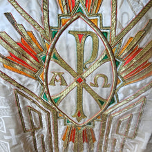 Load image into Gallery viewer, Chasuble liturgique ancienne brodée de fils d’or – Trinité, symbole Alpha-Omega,  Fa. M.J. Coopmans, Hoeven (Pays-Bas), vers 1935-1950 Le Charme des Violettes - Brocante en ligne
