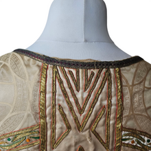 Load image into Gallery viewer, Chasuble liturgique ancienne brodée de fils d’or, Trinité - symbole Alpha-Omega, Fa. M.J. Coopmans, Hoeven (Pays-Bas), vers 1935-1950 Le Charme des Violettes - Brocante en ligne

