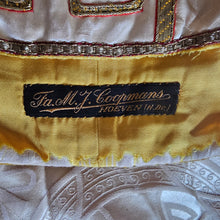 Load image into Gallery viewer, Chasuble liturgique ancienne brodée de fils d’or – Trinité, symbole Alpha-Omega,  Fa. M.J. Coopmans, Hoeven (Pays-Bas), vers 1935-1950 Le Charme des Violettes - Brocante en ligne
