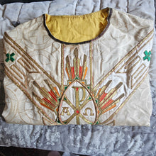 Load image into Gallery viewer, Chasuble liturgique ancienne brodée de fils d’or – Trinité, symbole Alpha-Omega,  Fa. M.J. Coopmans, Hoeven (Pays-Bas), vers 1935-1950 Le Charme des Violettes - Brocante en ligne
