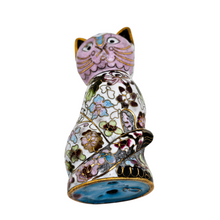 Load image into Gallery viewer, Chat en émail cloisonné au décor floral pastel – Chine, vers 1960–1980 Le Charme des Violettes - Brocante en ligne
