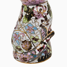 Load image into Gallery viewer, Chat en émail cloisonné au décor floral pastel – Chine, vers 1960–1980 Le Charme des Violettes - Brocante en ligne
