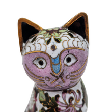Load image into Gallery viewer, Chat en émail cloisonné au décor floral pastel – Chine, vers 1960–1980 Le Charme des Violettes - Brocante en ligne
