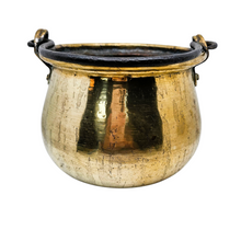 Load image into Gallery viewer, Chaudron en laiton doré et fer forgé, fin XIXᵉ - début XXᵉ siècle Le Charme des Violettes - Brocante en ligne
