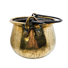 Load image into Gallery viewer, Chaudron en laiton doré et fer forgé, fin XIXᵉ - début XXᵉ siècle Le Charme des Violettes - Brocante en ligne
