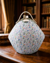 Charger l'image dans la galerie, Chauffe-théière vintage en tissus fleuris - rénové à la main, années 1950-1960 Le Charme des Violettes - Brocante en ligne
