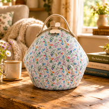 Charger l'image dans la galerie, Chauffe-théière vintage en tissus fleuris - rénové à la main, années 1950-1960 Le Charme des Violettes - Brocante en ligne
