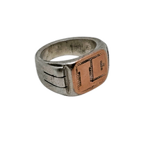 Charger l'image dans la galerie, Chevalière en argent 800 et or rose monogrammée “LC”, vers 1940–1950 Le Charme des Violettes - Brocante en ligne
