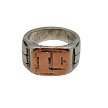 Charger l'image dans la galerie, Chevalière en argent 800 et or rose monogrammée “LC”, vers 1940–1950 Le Charme des Violettes - Brocante en ligne
